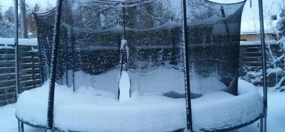 Can A Trampoline Stay Out In The Winter